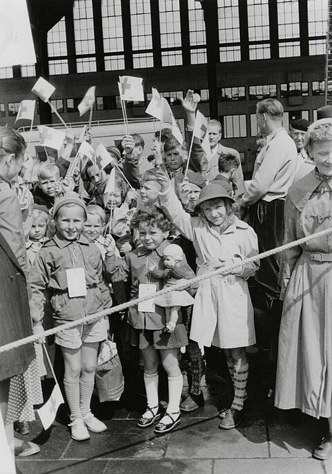 Kinder und eine Betreuerin vom DRK auf dem Flughafen Berlin-Tempelhof vor dem Abflug (Paul Wittig / DRK)