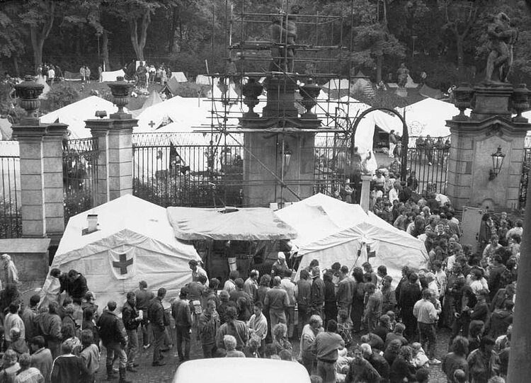 Aufenthalt von mehreren tausend Bürgern der DDR auf dem Gelände der Botschaft der BRD in Prag. Das DRK versorgt sie mit Essen und Hilfsgütern (Waltraud Schröder / DRK)
