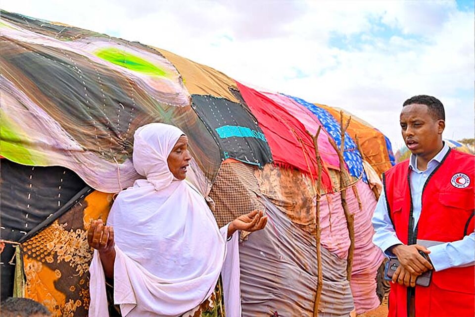 Rotkreuzler im Gespräch mit Somalierin