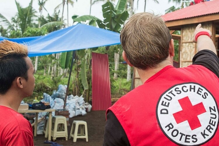 DRK Freiwilliger hilft beim Wiederaufbau