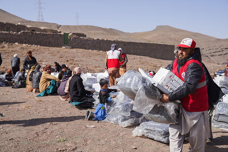 Betroffene des Erdbebens erhalten Hilfsgüter