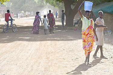 Frau trägt Wasser im Südsudan 