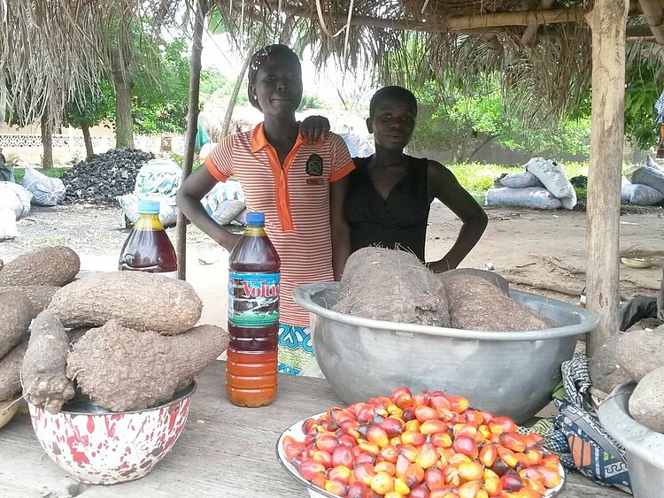 Zwei Frauen mit Nahrung in Togo