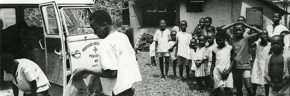 Foto: Ausladen von Hilfsgütern in Biafra