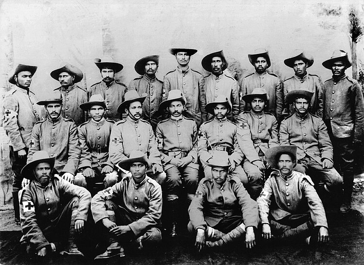 Während des Zulu-Aufstandes 1906 führte Mohandas Gandhi (sitzend in der Mitte) eine Sanitätsabteilung (IKRK)