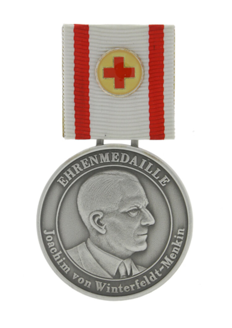 Zur Erinnerung an Joachim von Winterfeldt-Menkin stiftete der Landesverband Brandenburg diese Verdienstmedaille, Rotkreuz-Museum Luckenwalde (Tom Maelsa / DRK)