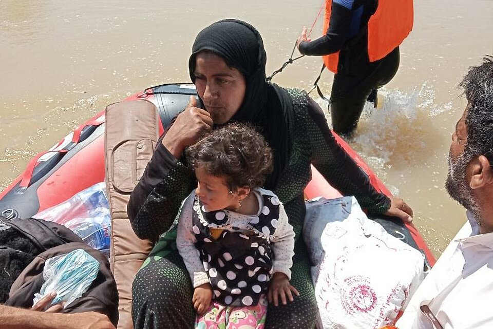 Mutter und Kinder im DRK Rettungsboot beim Rettungseinsatz des Iranischen Roten Halbmonds