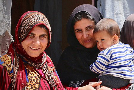 Foto: Zwei Frauen und ein Kind im Libanon