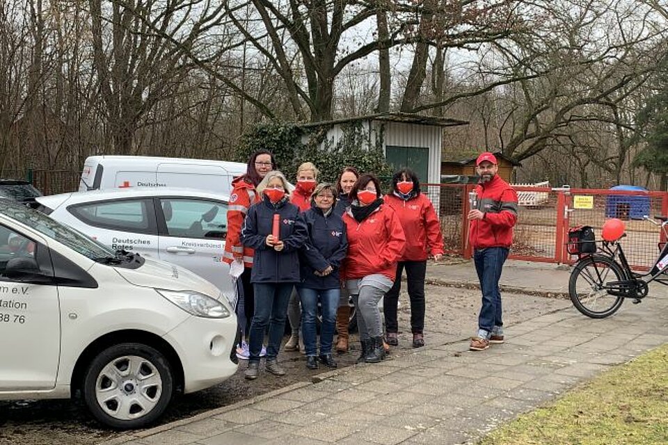 Ehrenamtliche des KV Niederbarnim mit der DRK-Fackel an einer DRK-Kita