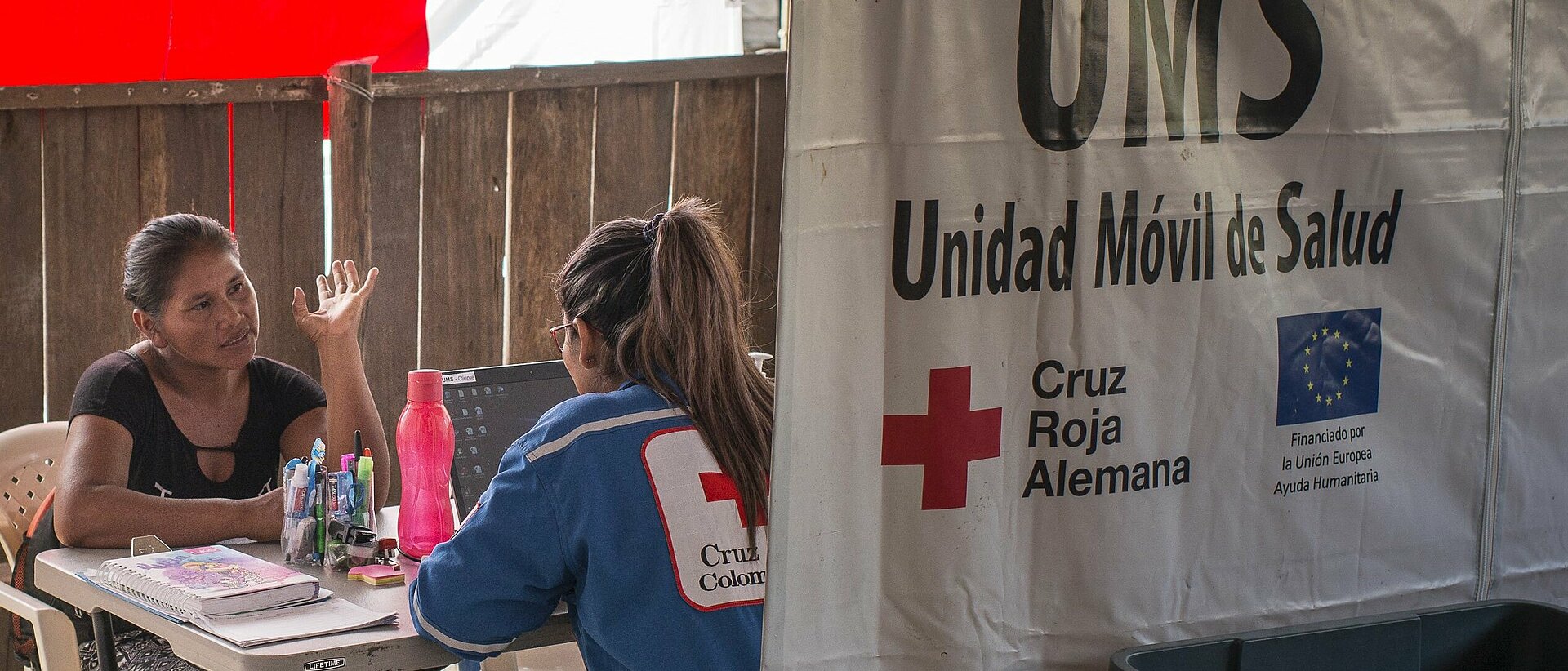 Frau in mobiler Gesundheitsstation in Kolumbien 