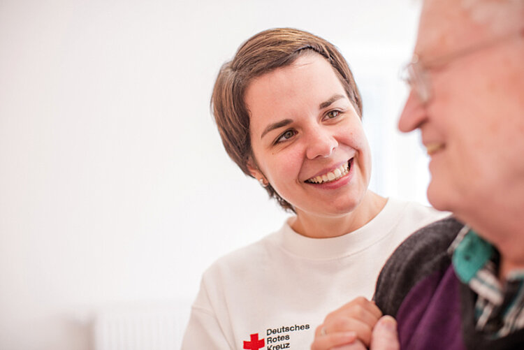 Rotkreuzmitarbeiterin mit Seniorin