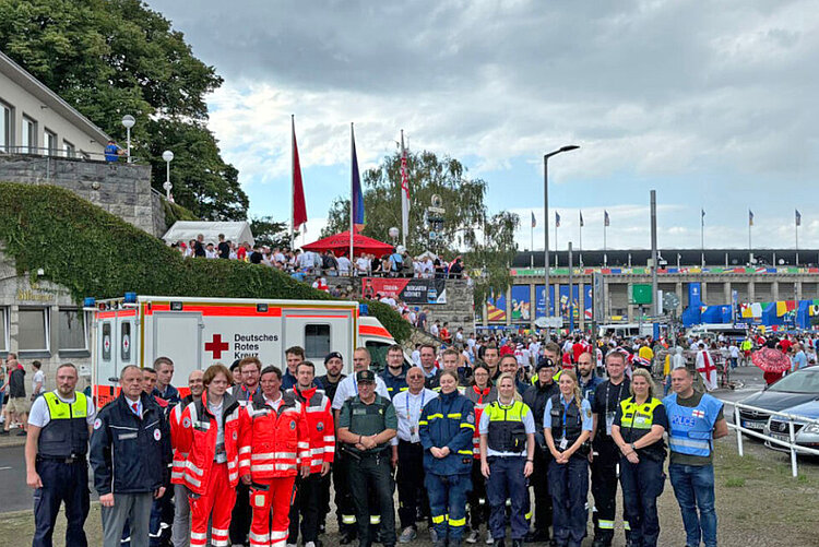 Einsatzteam des DRK vor dem Oympiastadion in Berlin, Endspiel EURO 24