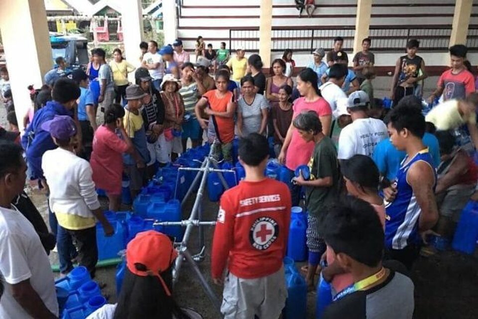 Rotes Kreuz verteilt sauberes Wasser an Betroffene des Taifun Mangkhut