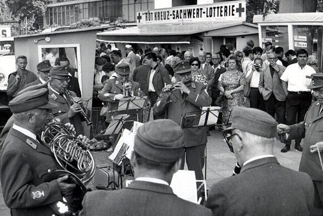 Das Westberliner DRK-Orchester spielt zur Unterstützung einer Rotkreuzlotterie, um 1970 (Rotkreuzmuseum Berlin / DRK)