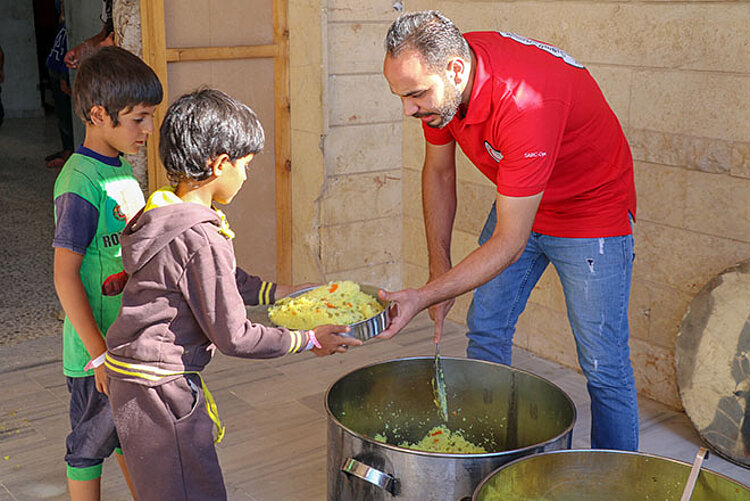 Foto: Essensausgabe in einer Schulspeisung in Syrien