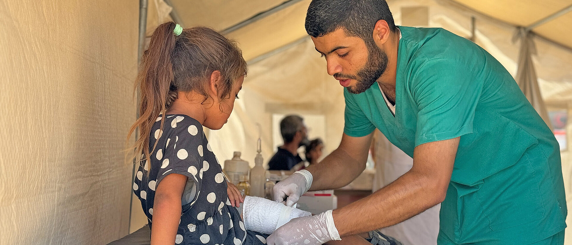 Arzt beahndelt Mädchen im Feldkrankenhaus in Rafah