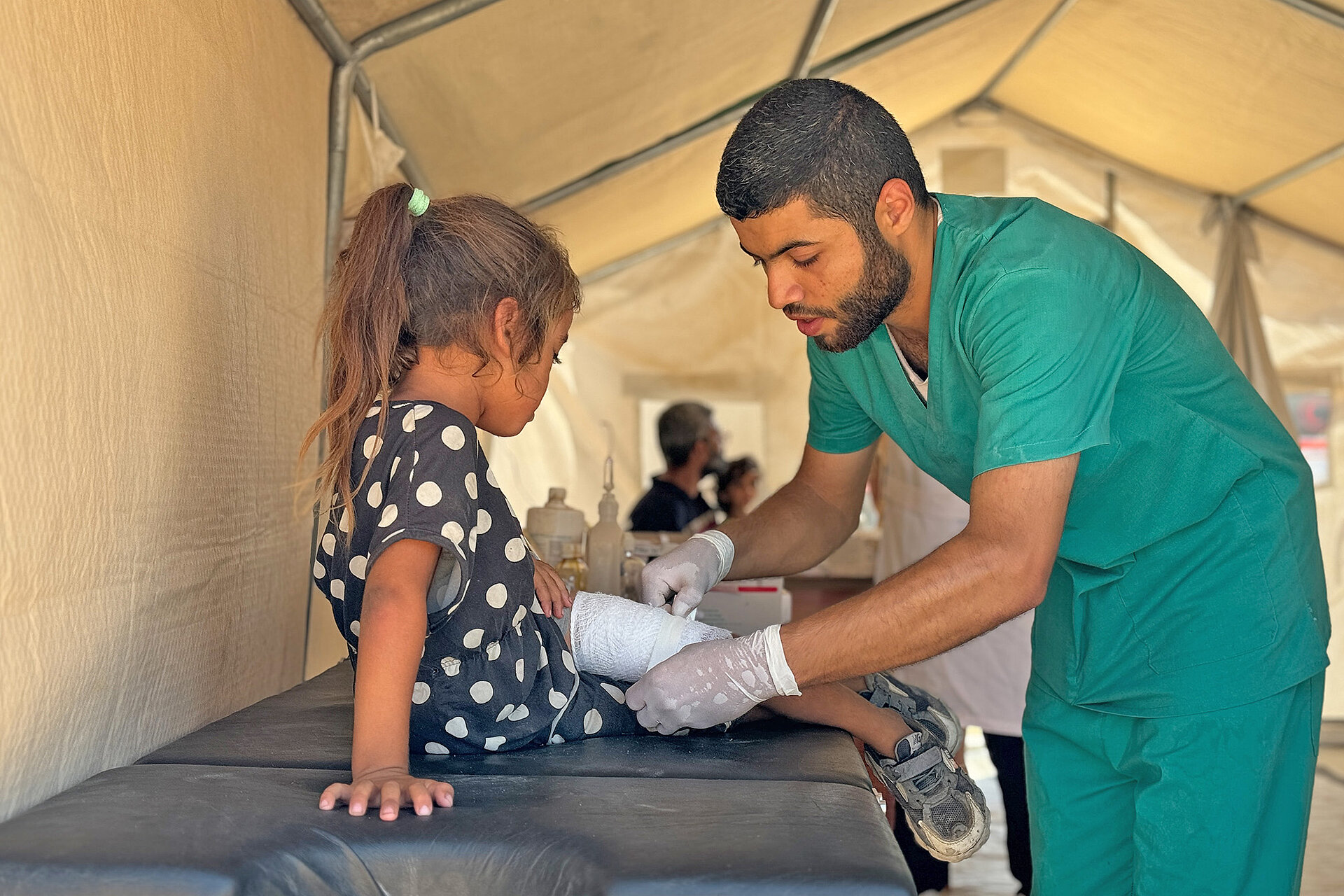 Arzt beahndelt Mädchen im Feldkrankenhaus in Rafah