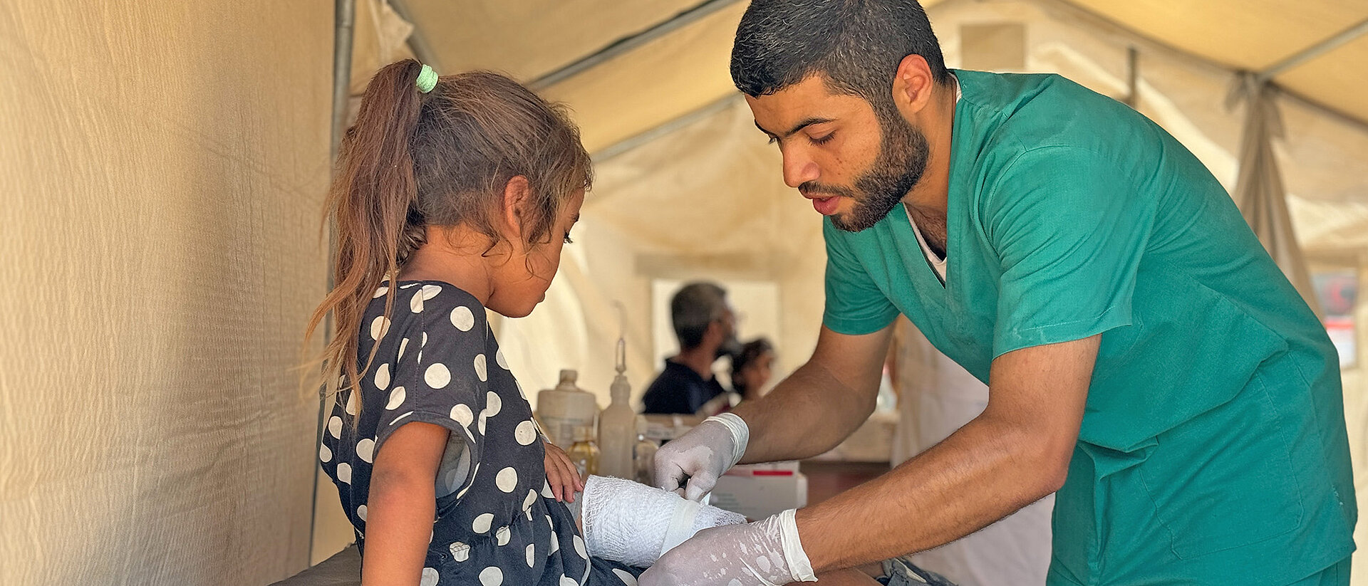 Arzt beahndelt Mädchen im Feldkrankenhaus in Rafah