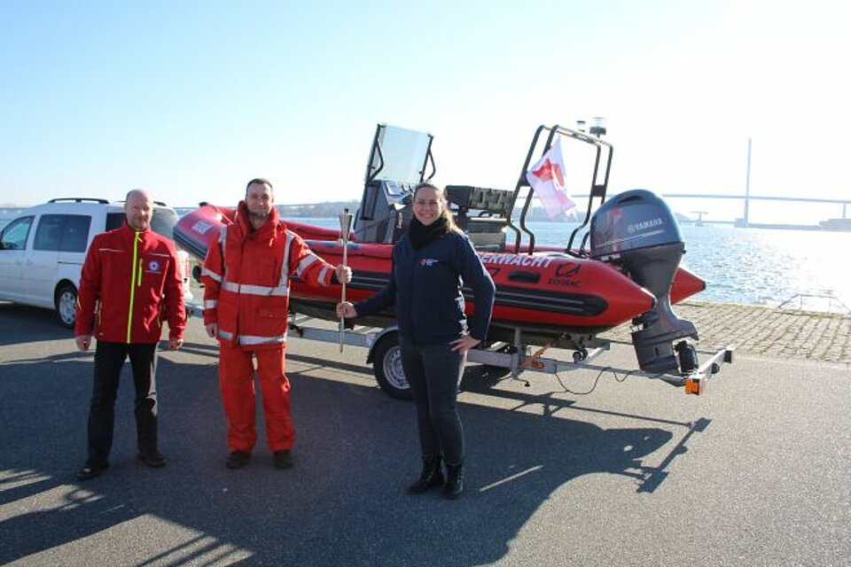 Andreas Rätz (Kreisleiter Wasserwacht) und Stefan Konermann (Medical Task Force) des DRK-Kreisverbandes Rügen-Stralsund e.V. übergaben die Fackel am Stralsunder Hafen