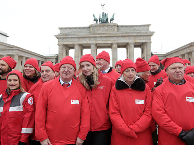 DRK-Präsident Dr. Rudolf Seiters feierte mit Helfern und Rotkreuzbotschafternvor dem Brandenburger Tor 150 Jahre DRK