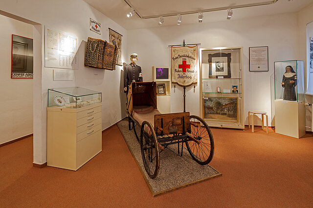 Blick in einen Ausstellungssaal, Transportliege für Verwundete