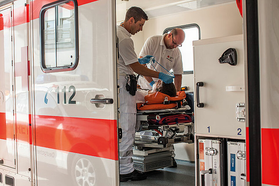 Alle Rettungskräfte des DRK werden gründlich ausgebildet und kontinuierlich geschult. Hier ein Team des Kreisverbands Bitburg bei einer Übung.