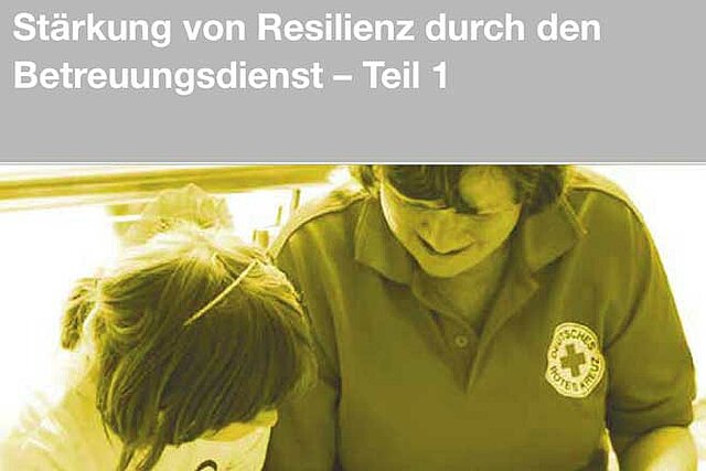 Eine Frau des Betreuungsdienstes im Einsatz