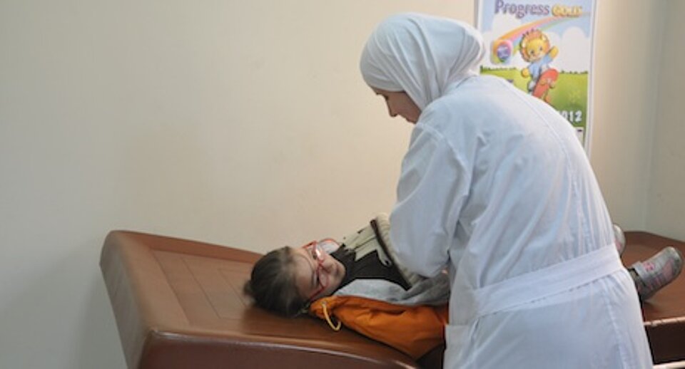 Behandlung eines neunjährigen Mädchens in syrischem Gesundheitszentrum.