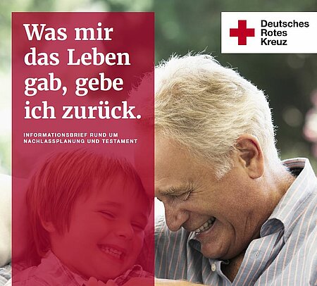 Ein alter Herr und sein Enkel lächeln und umarmen sich. Über dem Bild steht der Text: "Was mir das Leben gabm, gebe ich zurück. Informationsbrief rund um Nachlassplanung und Testament." Rechts oben ist das Logo vom Deutschen Roten Kreuz abgebildet.