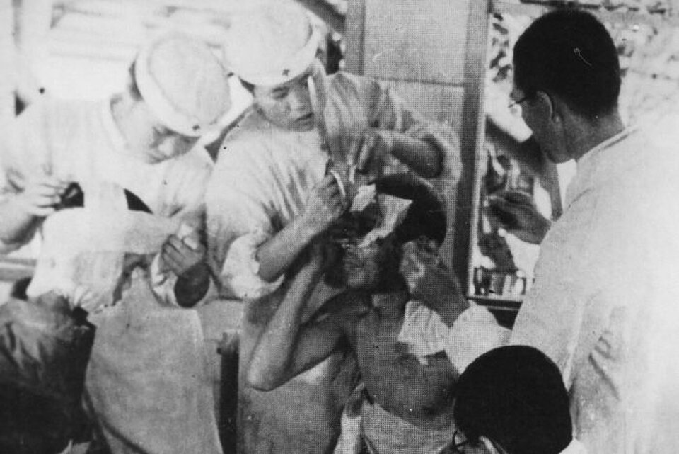 Krankenhaus des Japanischen Roten Kreuzes in Hiroshima zur Behandlung eines Atombombenopfers nach dem Atombombenabwurf auf Hiroshima 1945