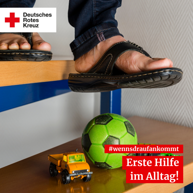 Person, die eine Treppe heruntergeht und den Fuß auf vor sich liegendes Spielzeug setzt