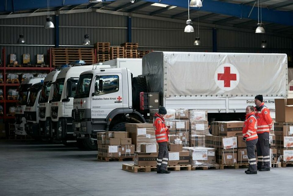Verladung von Hilfsgütern auf LKW am DRK-Logistikzentrum Schönefeld