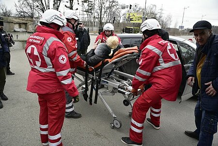Ukrainisches Rotes Kreuz evakuiert Menschen aus der Ukraine