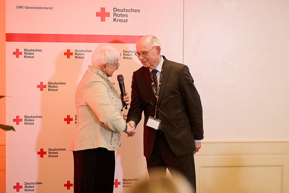 Ernennung von Hans Schwarz, Präsident des DRK LV Nordrhein, zum Ehrenmitglied des DRK durch DRK-Präsidentin Gerda Hasselfeldt 