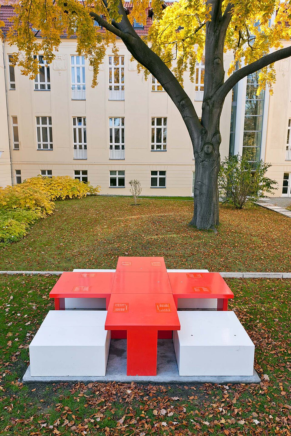 Tisch und Hocker in Rotkreuzform