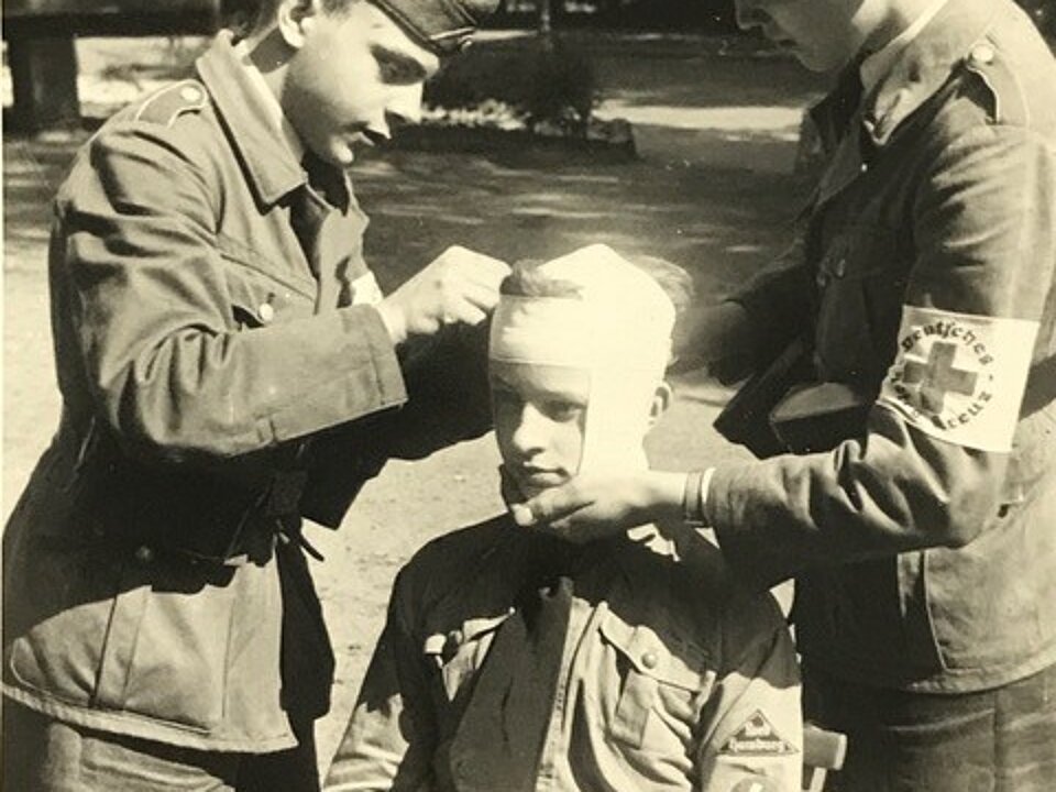 Erste-Hilfe-Übung Jugendlicher Rotkreuzhelfer der Bereitschaft (m) Hamburg 2/1 in der NS-Zeit