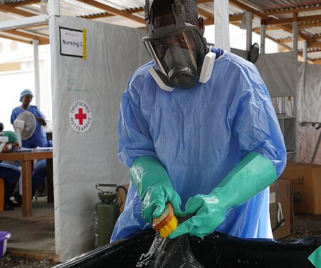 Epidemie 2015 in Afrika: Mitarbeiter beim Reinigen der Gummistiefel im Ebola-Behandlungszentrum