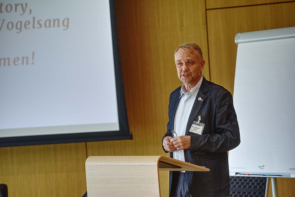 Dr. Volkmar Schön bei einem Vortrag