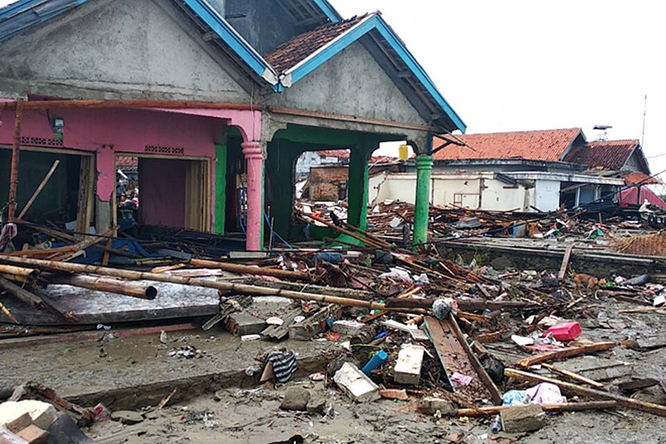 Zerstörungen auf Indonesien nach Tsunami