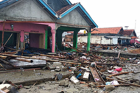 Zerstörungen auf Indonesien nach Tsunami