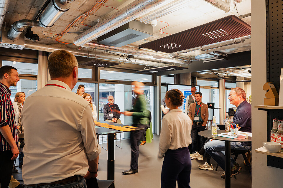 Expertinnen und Experten aus PSNV, Notfallseelsorge, öffentlichem Gesundheitsdienst, Gefahrenabwehr, Forschung und Ausbildung arbeiten gemeinsam an Fragen der Vernetzung und Koordination im psychosozialen Versorgungssystem.