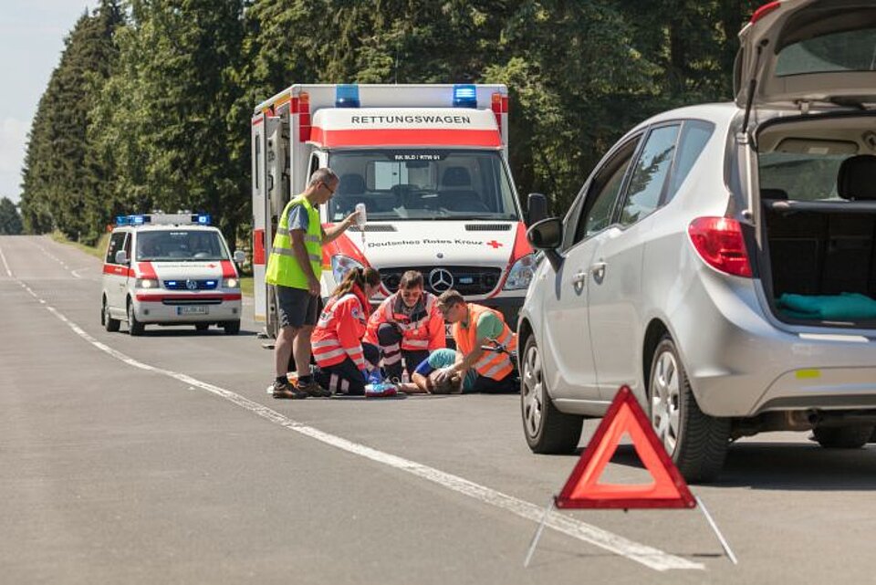 Rettungswagen und DRK Helfer am Unfallort 