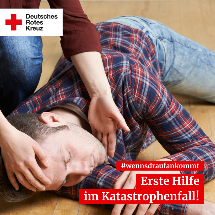 Prüfen der Atmung einer am Boden liegenden Person als Erste Hilfe vor Ort