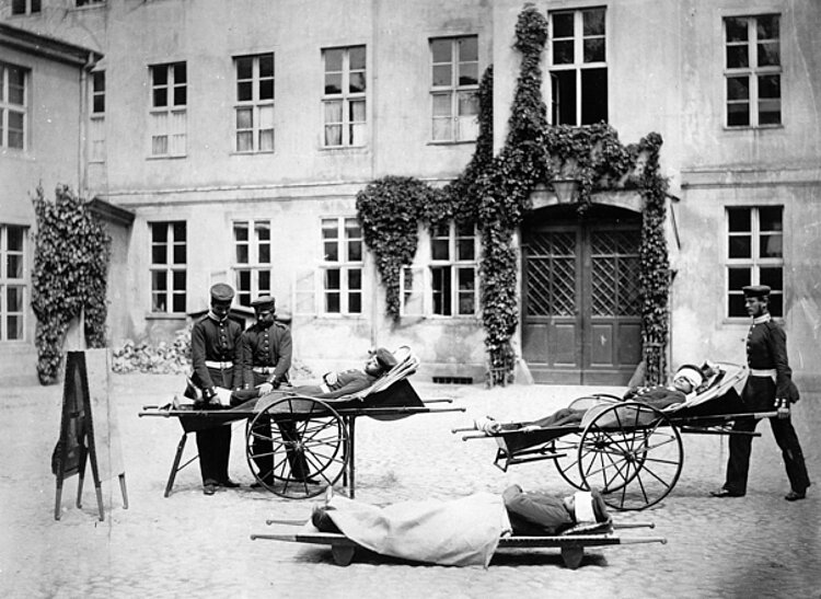 Verwundete aus dem Deutsch-Österreichischen Krieg werden in Berlin versorgt (DRK)