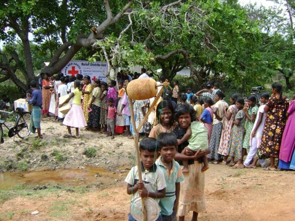 Foto: Eine Gruppe von Kindern bei der Verteilung von Hilfsgütern.