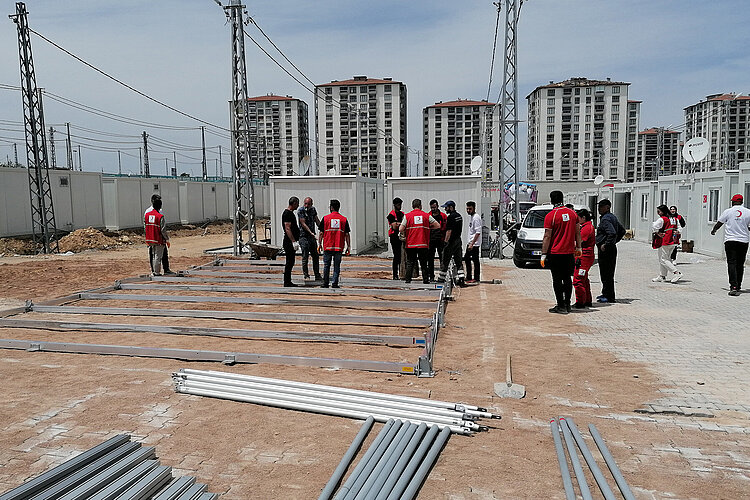 Mitarbeiter des Türkischen Roten Halbmondes beim Zeltaufbau in der Türkei