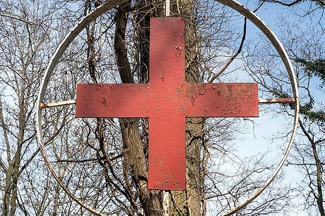 Nachaufnahme des Rotkreuz-Denkmals in Hatterwüsting