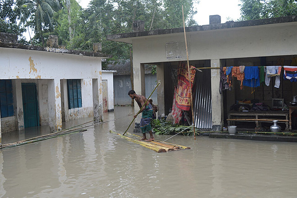 Ein Mann auf einem Floß in den überfluteten Straßen