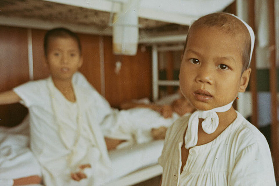 Verletzte Kinder im Bettensaal des Schiffes