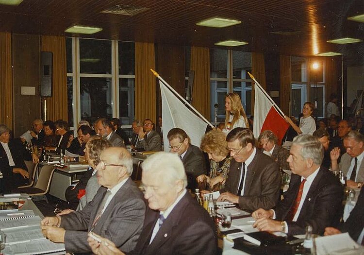 Vereinigung der beiden deutschen Rotkreuzgesellschaften auf der 40. Bundesversammlung des DRK am 9. November 1990 (Margitta Zimmermann / DRK)